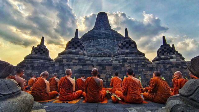 Bhikkhu Thudong Sampai di Candi Borobudur, Lakukan Ritual Pradaksina dan Doa Bersama