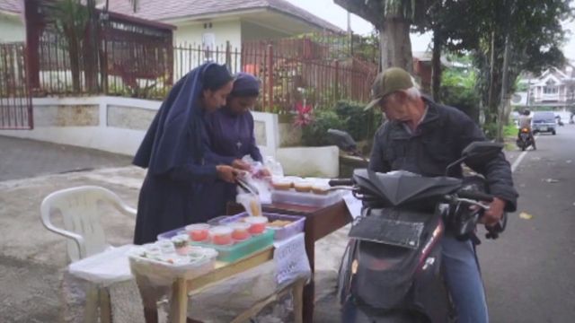 Tak Cari Keuntungan, Biarawati di Sukabumi Ikut Jualan Takjil Ramadan