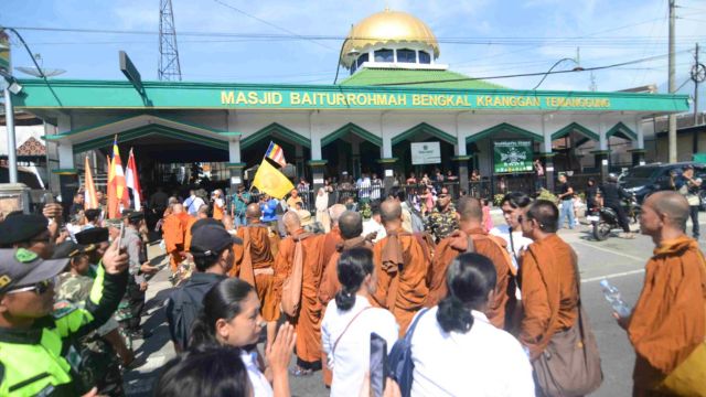 Potret Toleransi Warga Sambut Biksu Thudong yang Singgah di Masjid Temanggung