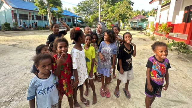 Polwan Ini Jadi Relawan Pendidikan untuk Anak di Pedalaman Papua