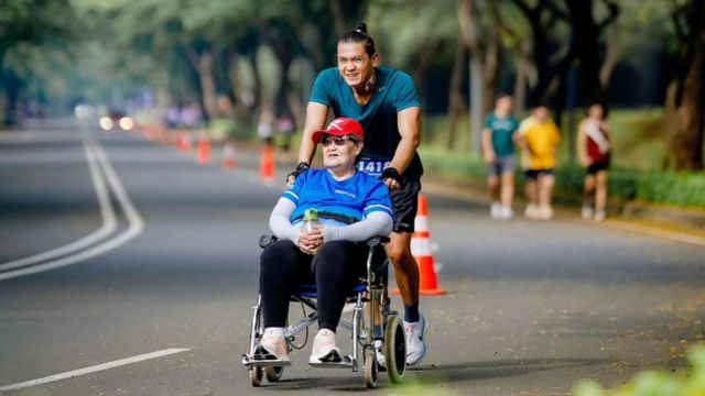 Bahagiakan Orang tua, Pria Ini Lari Maraton Sambil Dorong Ibunya di Kursi Roda