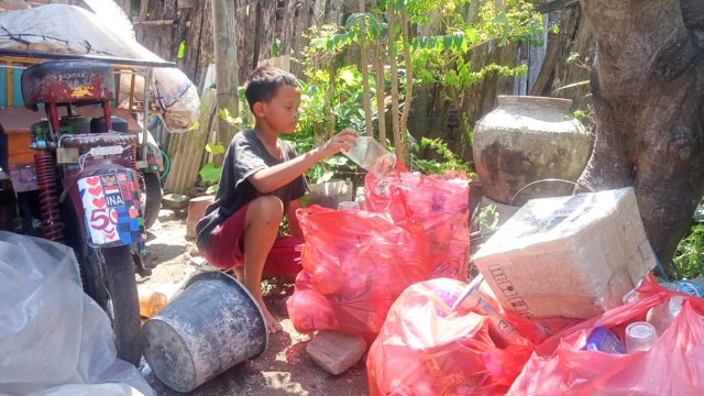 Kisah Ilun, Bocah Asal Nganjuk yang Jadi Pemulung untuk Bantu Orang tua