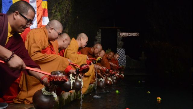 Sambut Waisak, Bhikkhu dari Berbagai Sangha Ambil Air Berkah di Umbul Jumprit