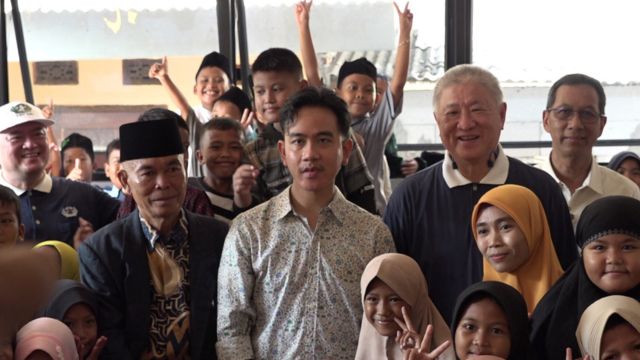 Wakil Presiden Terpilih Gibran Rakabuming Raka dan Pj. Gubernur Jakarta Kunjungi Program Bebenah Kampung Tzu Chi