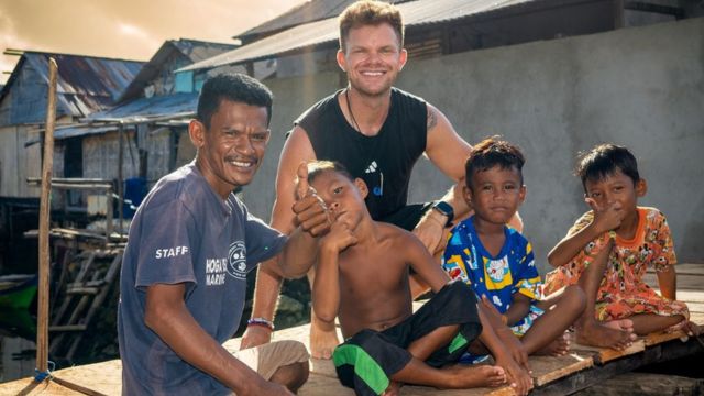 Salut, WNA Denmark Ini Bantu Perbaiki Jembatan Rusak di Kampung Terapung Sampela