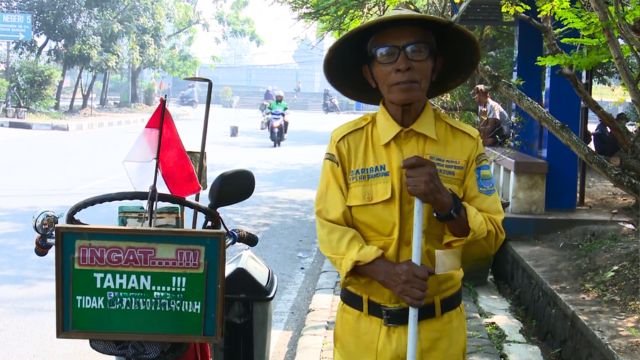 Mbah Sariban 40 Tahun Bersihkan Kota Bandung Tanpa Upah: ‘Saya Gak Cari Penghargaan’