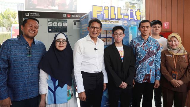 Canggih! Siswa SMA Ini Buat Mesin Refill Minuman di Halte Transjakarta Bundaran HI Astra