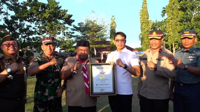 Cetak Rekor MURI, Provinsi Papua Barat Bentangkan Bendera Merah Putih Terpanjang di Dunia