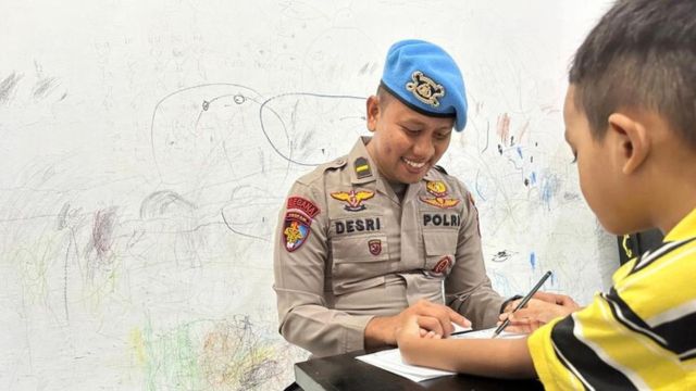 Pakai Dana Pribadi, Polisi Ini Rela Selamatkan Sekolah ABK yang Hampir Tutup