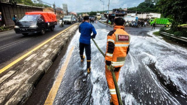 Cairan Kimia Tumpah di Jalanan Padalarang, Ini Bahayanya saat Kena Kulit