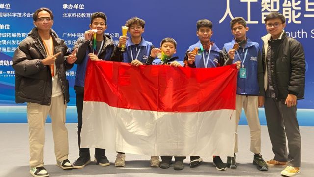 Selamat! 5 Siswa SMP asal Bogor Raih Juara Kompetisi AI Robotik Internasional di Tiongkok